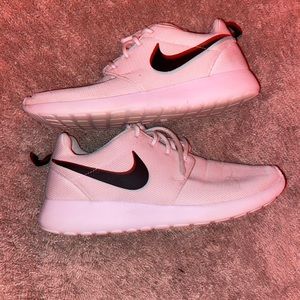 white nike roshie running shoes